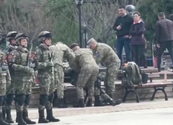 Militarul leșinat a primit îngrijiri pe o bancă FOTO: captură Video