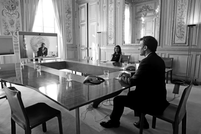 Presedintele Emmanuel Macron într-o videoconferinţă la Palatul Elysee