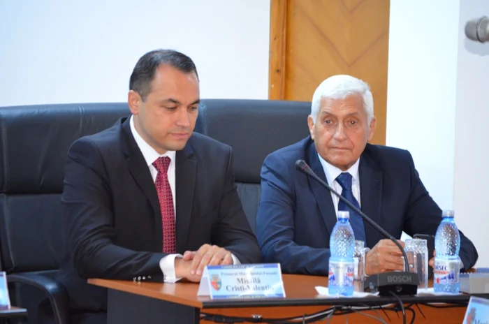 Primarul Cristi Misăilă şi fostul primar, Decebal Bacisnchi