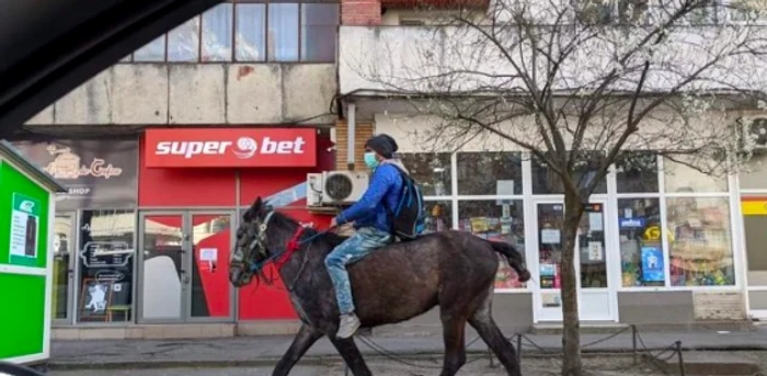 Tânărul călare pe cal pe străzile din Iaşi. FOTO ziaruldeiasi.ro