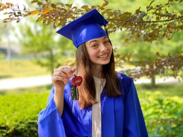 David, încadrat la serbare de celebrii lui părinţi, Iuliana Marciuc şi Adrian Enache