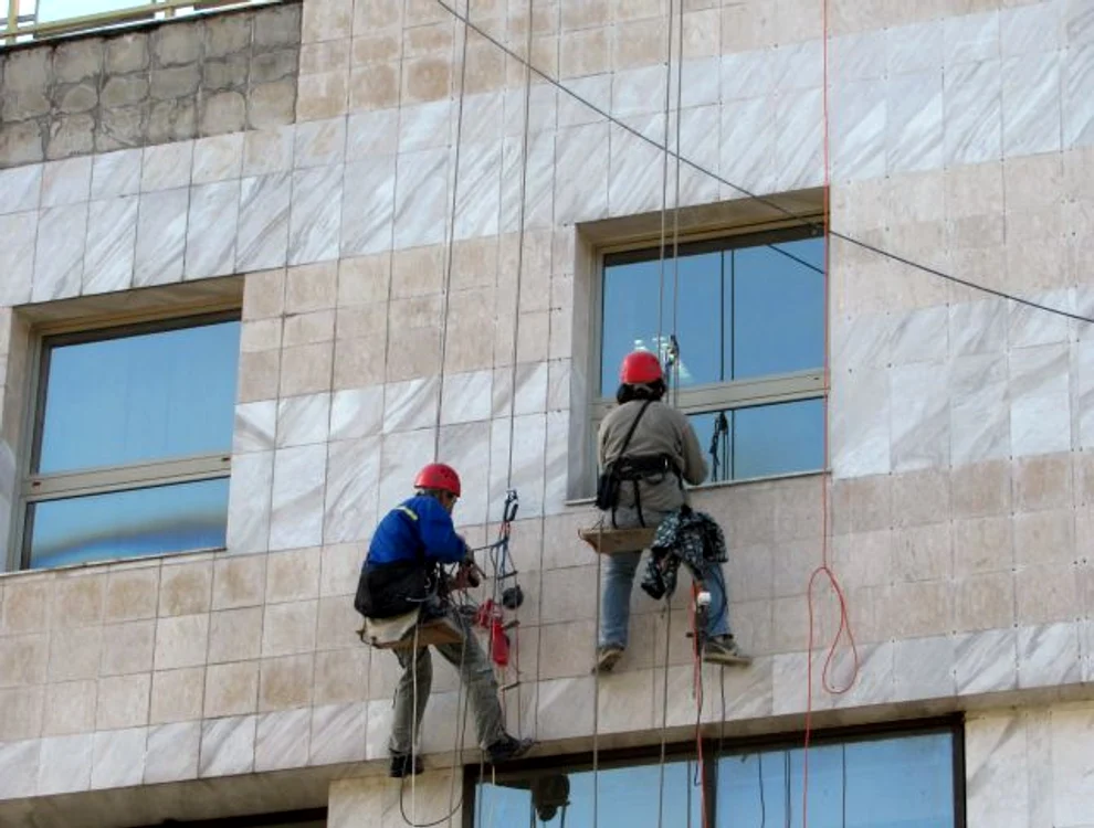 : Plăcile de marmură vor fi consolidate până cel târziu la începutul lunii viitoare