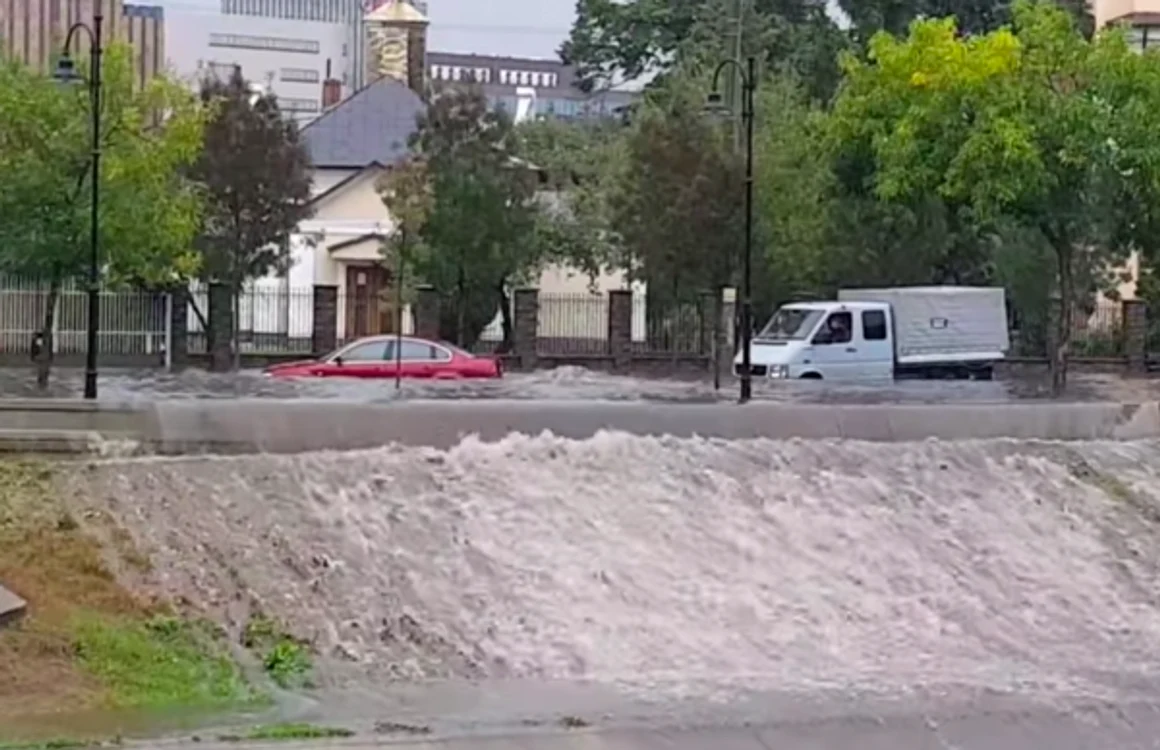 Apa se revarsă în cascadă peste parapeţi în Bahlui  FOTO Asociaţia „WorldStreet”