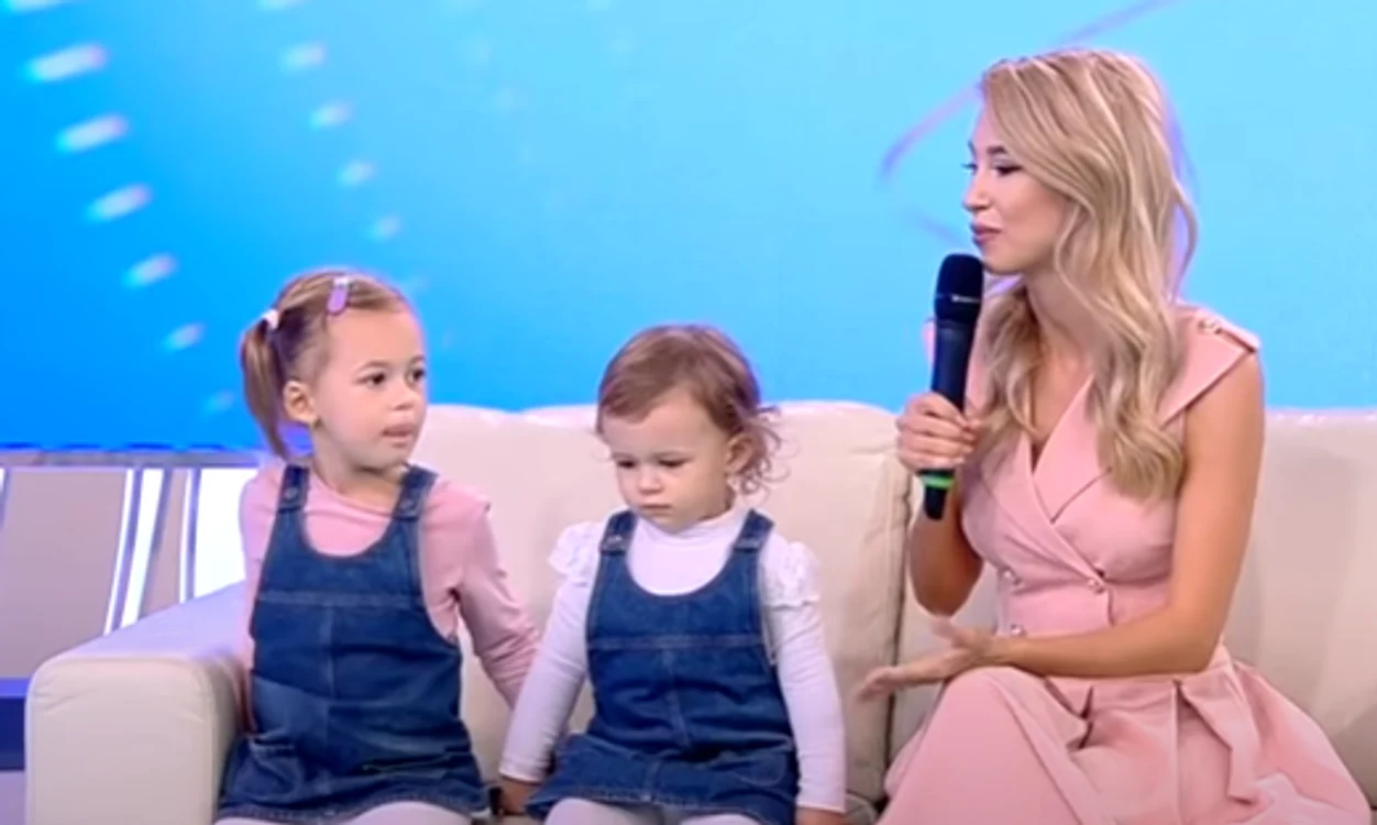 
    Andreea Bălan, alături de cele două fetițe ale sale, în platoul unei emisiuniFoto: Captură Video  