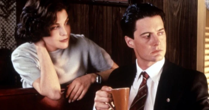 Actorii Sherilyn Fenn şi Kyle MacLachlan, într-o scenă din primul sezon al serialului „Twin Peaks“ FOTO Everett Collection/Rex Feature/ The Guardian