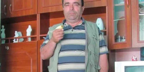 Bărbatul este pasionat de păsări exotice