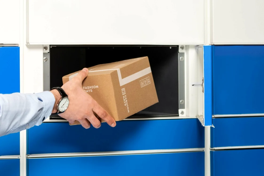 Tânărul a fost prins în flagrant după ce a ridicat telefonul de la easy box
