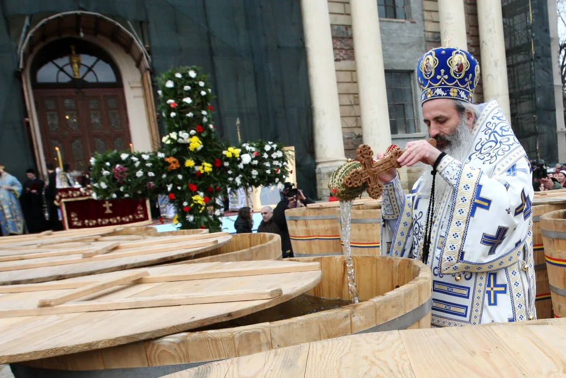 „Dacă aş fi bunul Dumnezeu, aflând tot ce se întâmplă la racla Cuvioasei, aş plânge amarnic, şi, mai mult, aş regreta, din nou, zilele Creaţiei”. FOTO Adevărul