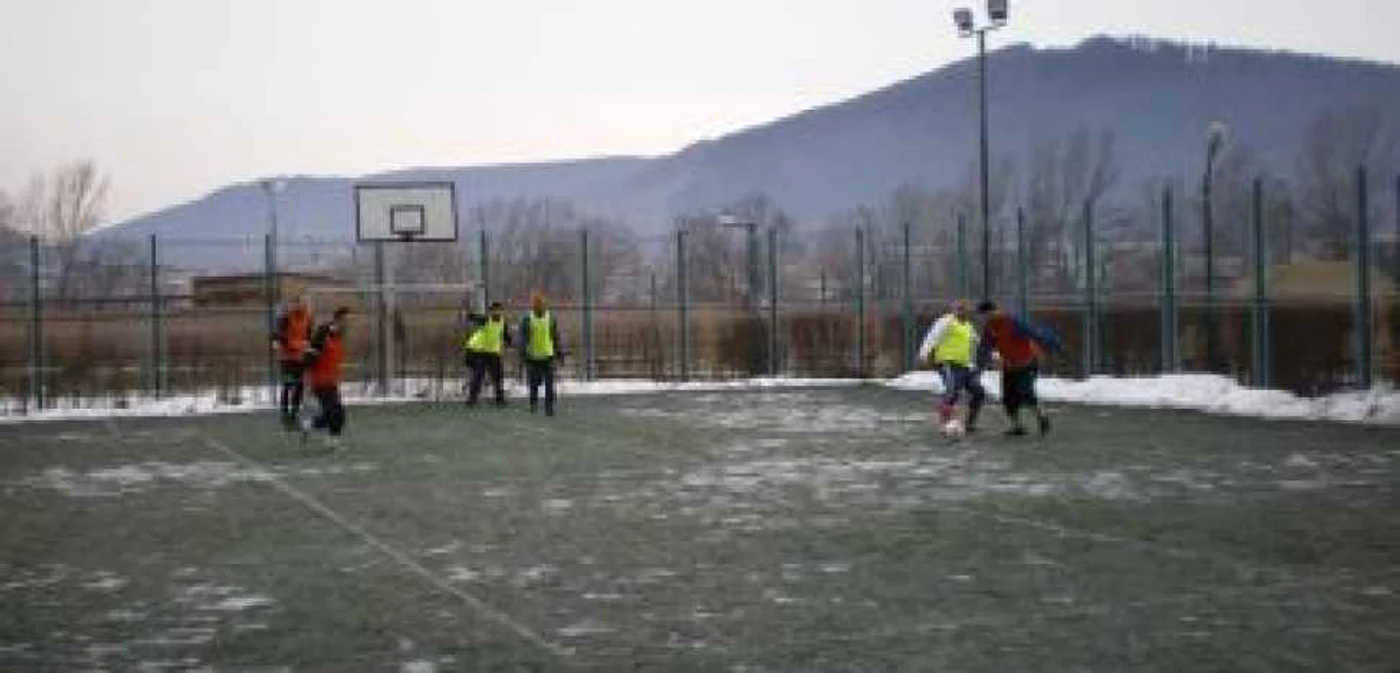 Fotbaliştii de ocazie au fost prezenţi pe teren încă de la primele ore ale dimineţii