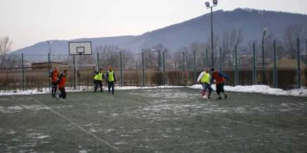 Fotbaliştii de ocazie au fost prezenţi pe teren încă de la primele ore ale dimineţii