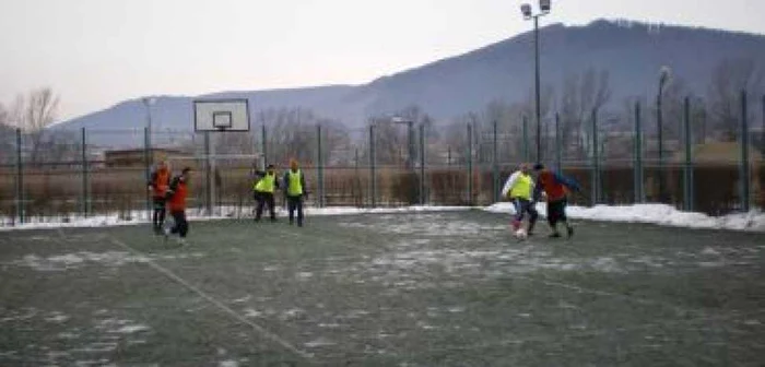 Fotbaliştii de ocazie au fost prezenţi pe teren încă de la primele ore ale dimineţii