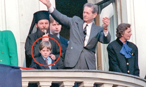 În 1992, Nicolae a venit  pentru prima oară în România,  alături de bunicii săi jpeg