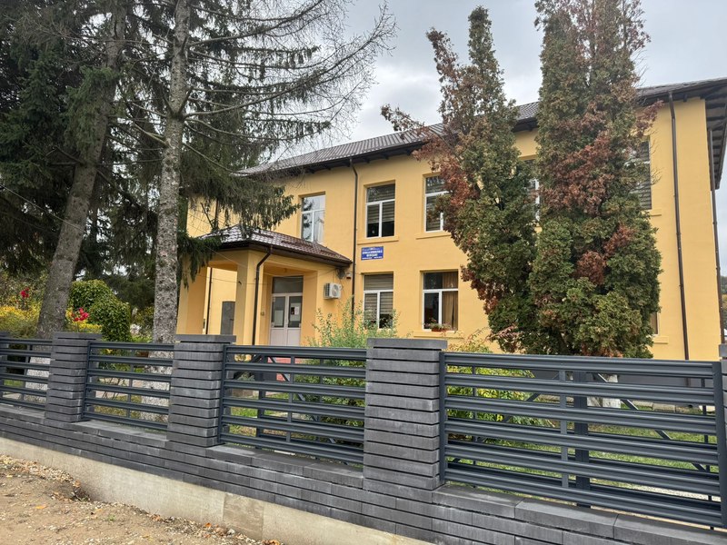 Elevi agresați de bunica unui copil, într-o școală din Argeș. Șeful IȘJ Argeș: „O să descindem și noi acolo, într-o inspecție scurtă”