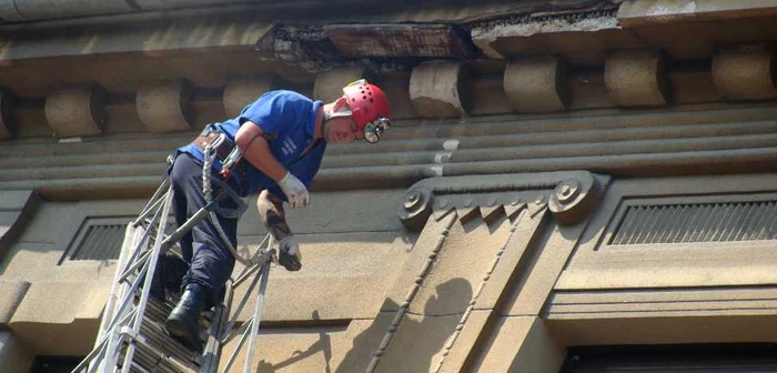 Arad: ATENŢIE! Cad ornamentele de pe clădiri, în capul oamenilor (GALERIE FOTO)