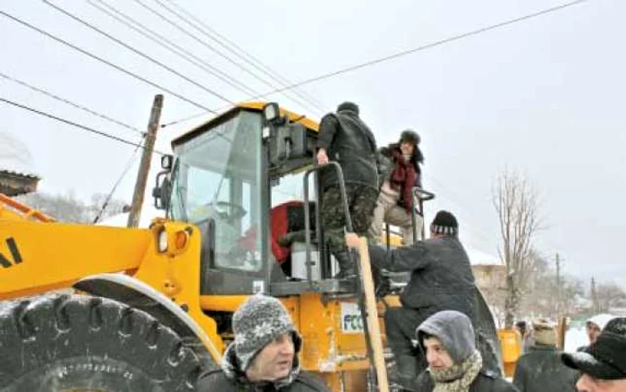 Vrancea. Gigi Becali a venit să deszăpezească „la oaie“ câteva sate  Foto: Mediafax