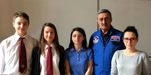 Premianţi NASA de la Colegiul Mircea cel Bătrân Constanţa cu profesorul Ion Băraru Sursa foto Ion Băraru