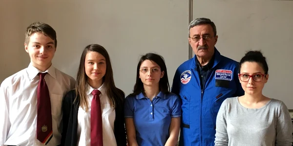 Premianţi NASA de la Colegiul Mircea cel Bătrân Constanţa cu profesorul Ion Băraru Sursa foto Ion Băraru