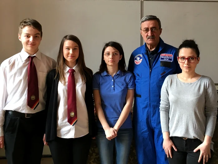 Membri ai Enterprise - locul I, aici împreună cu profesorul Ion Băraru Sursa foto CNMB Constanţa