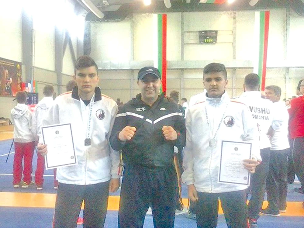 Tatăl antrenor, alături de doi dintre fiii campioni. Cu Mihai George (stânga) a luptat în finală