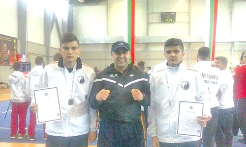 Tatăl antrenor, alături de doi dintre fiii campioni  Cu Mihai George (stânga) a luptat în finală jpeg