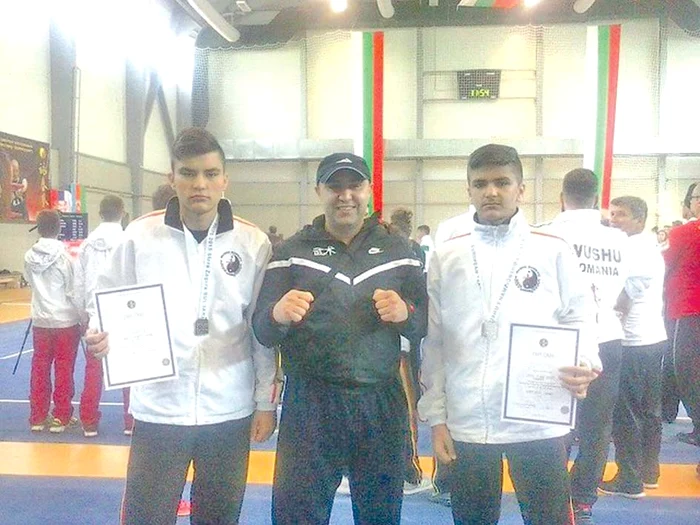 Tatăl antrenor, alături de doi dintre fiii campioni. Cu Mihai George (stânga) a luptat în finală