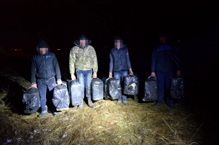 Patru ucraineni au primit câte 50 dolari pentru a introduce 4.000 de pachete de ţigări de contrabandă în România. FOTO Poliţia de Frontieră