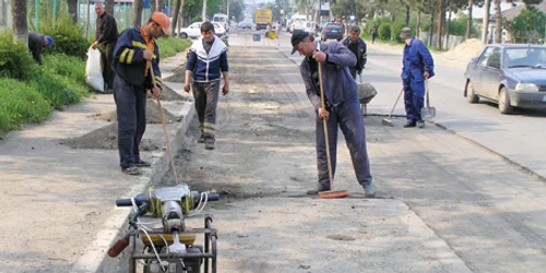 În Săptămâna Patimilor, muncitorii au decopertat câteva străzi, pregătindu-le de asfaltare