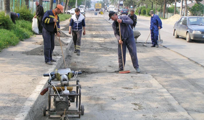 În Săptămâna Patimilor, muncitorii au decopertat câteva străzi, pregătindu-le de asfaltare