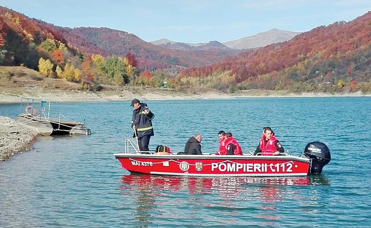Femeia a fost dusă la ambulanţă cu barca ISUFoto: ISU PRAHOVA