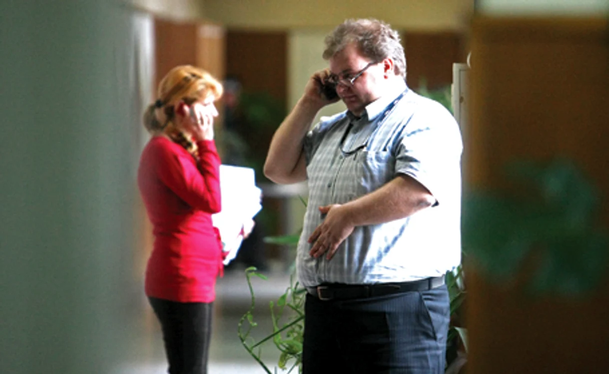 În timpul grevei de ieri, unii funcţionari au preferat să plimbe hârtii şi să vorbească la telefon pe holurile primăriei