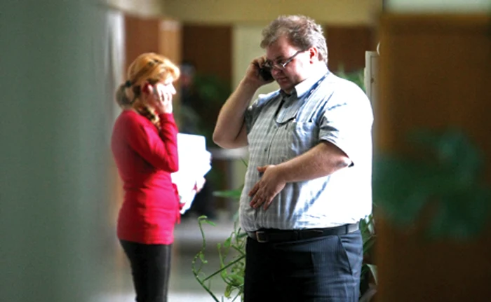 În timpul grevei de ieri, unii funcţionari au preferat să plimbe hârtii şi să vorbească la telefon pe holurile primăriei