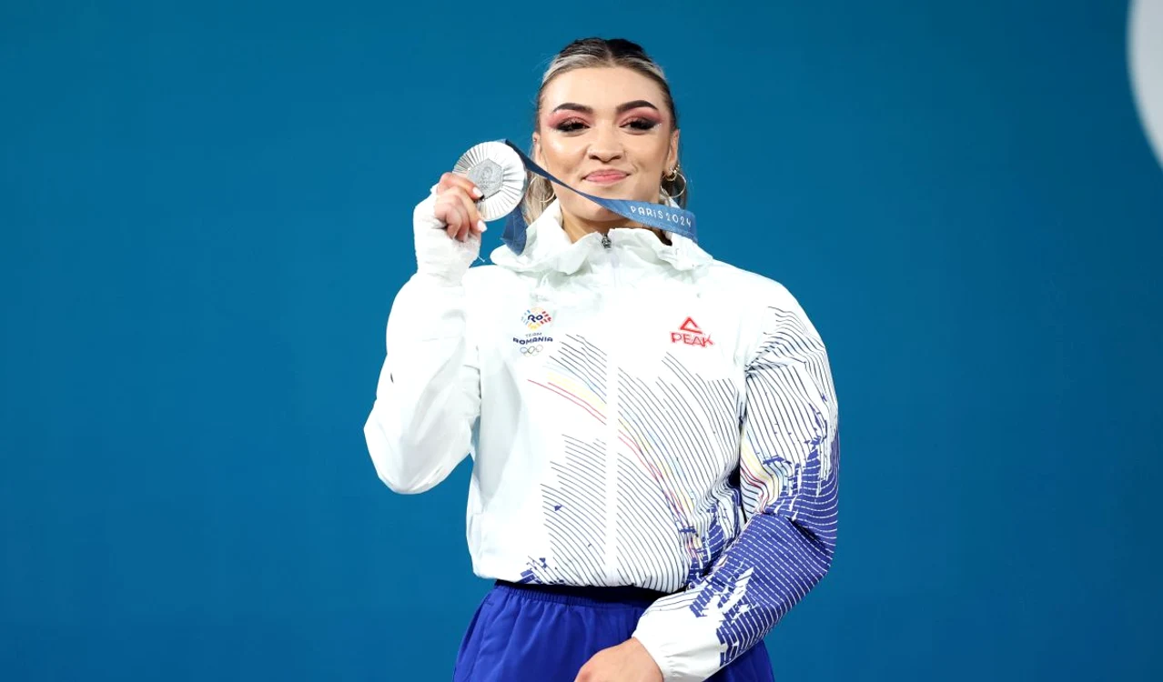 Mihaela Cambei cu argintul olimpic în mână. FOTO: Facebook