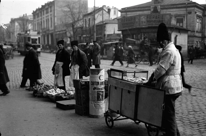 Bucureştiul anilor 1940 era unul viu în care negoţul ambulant era prezent aproape peste tot