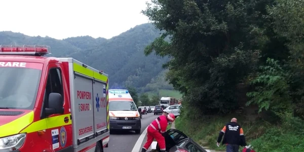 O maşină s-a răsturnat pe Valea Oltului - două victime cu traumatisme craniene severe duse la Sibiu Foto Adevărul