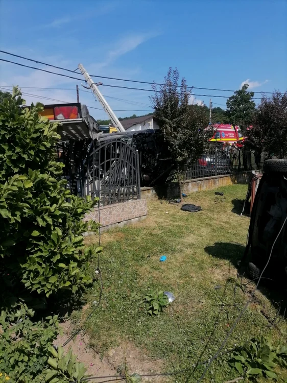 Accident între un autoturism şi o autoplatforma cu remorcă, încărcate cu autoturisme.