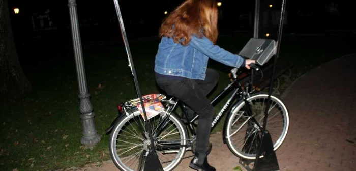 Chiar şi noaptea se găsesc bistriţeni care rămân fără baterie la telefon şi profită de bicicleta din parc FOTO: Bianca Sara