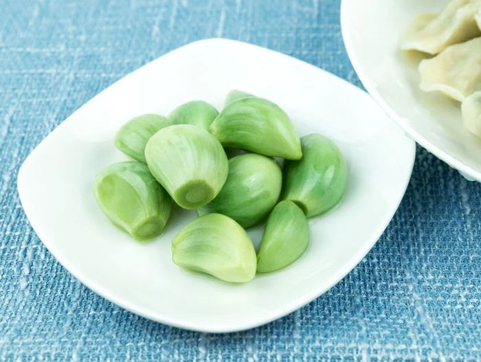 
    Culoarea albăstrie apare când usturoiul este combinat cu un acid @shutterstockclickpentrufemei.ro  