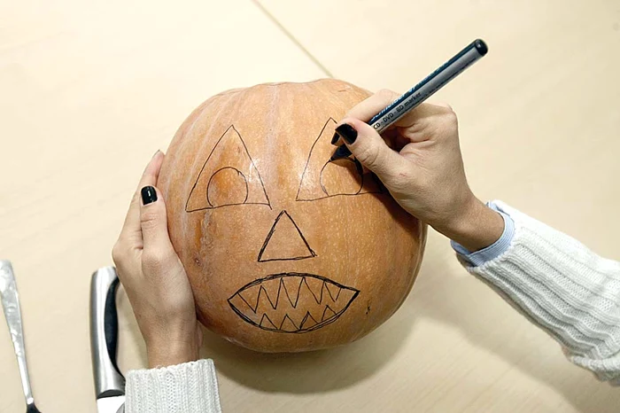 Faci modelul pe care îl vrei cu un marker