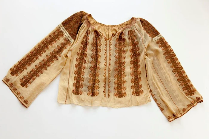 Costum popular al Smarandei Brăescu (© Marius Amarie, fototeca MNIR)