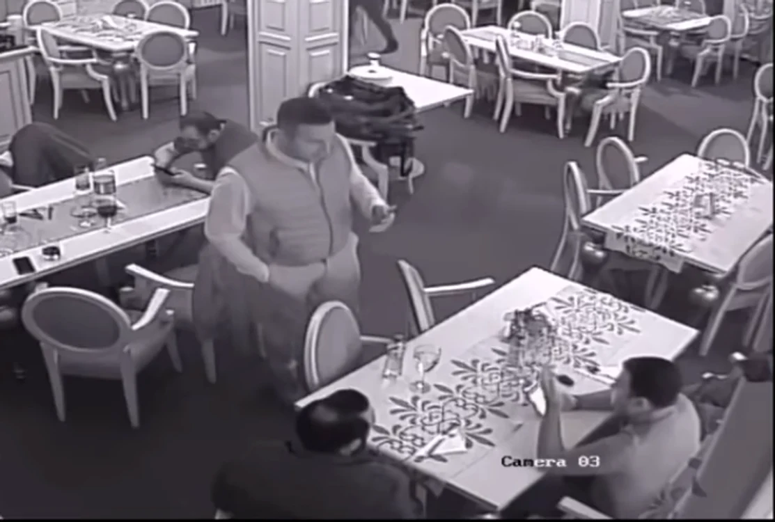 Deputatul Daniel Suciu (PSD) a publicat, sâmbătă, imagini suprinse de camerele de supraveghere dintr-un restaurant, în care primarul din Sângeorz-Băi, Traian Ogâgău, se îndreaptă către masa unde stă alături de o altă persoană, vociferează.Captură ecran