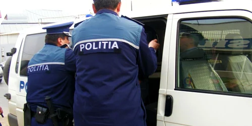 Poliţişti în acţiune. FOTO: ARHIVĂ NICOLETA BUTNARU