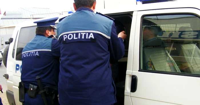 Poliţişti în acţiune. FOTO: ARHIVĂ NICOLETA BUTNARU