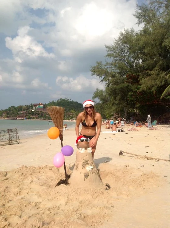 
    Monica Rosu si omul de... nisip facut in Thailanda  