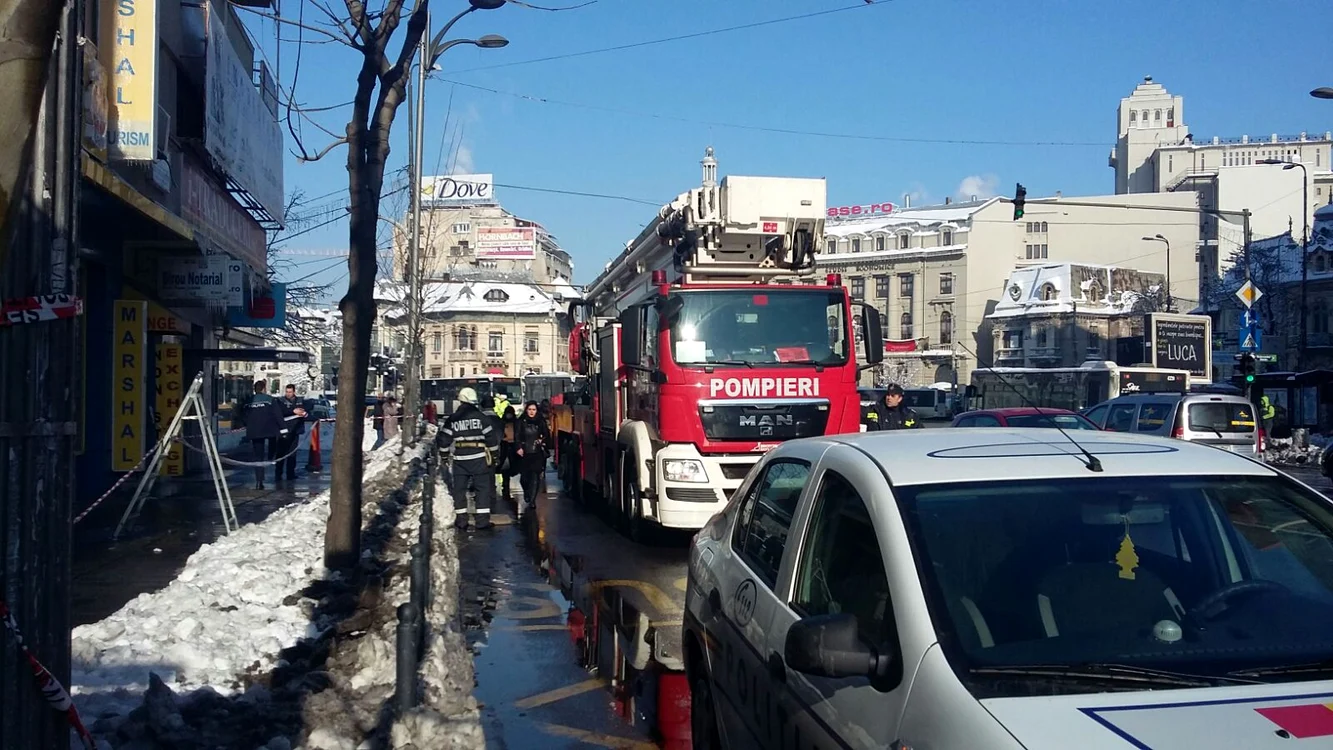Mașinile de pompieri s-au oprit în Piața Romană