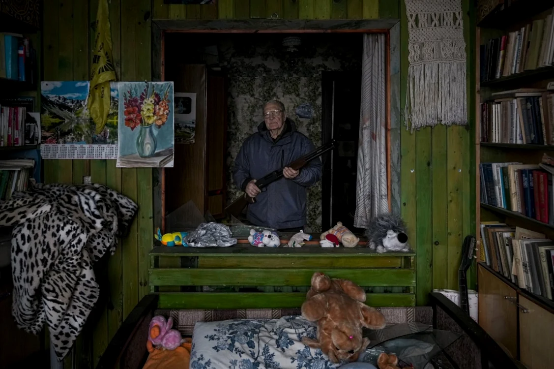 Profesor de 81 de ani care îi aşteaptă pe ruşi cu arma în mână Refugiaţi FOTO Vadim Ghirdă 