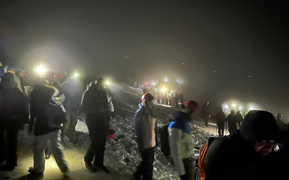 Mii de turiști s-au înghesuit să vadă erupția vulcanului Etna și au blocat accesul serviciilor de intervenție