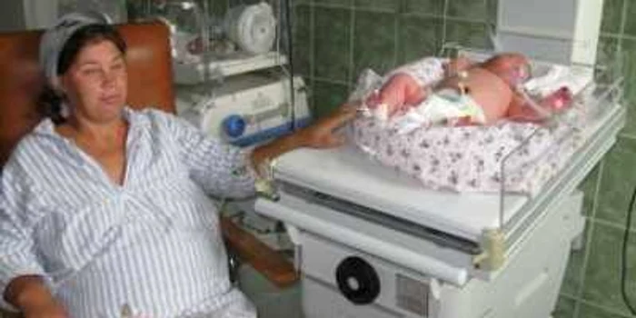 Botoşani: Fetiţa gigant a slăbit aproape un kilogram!