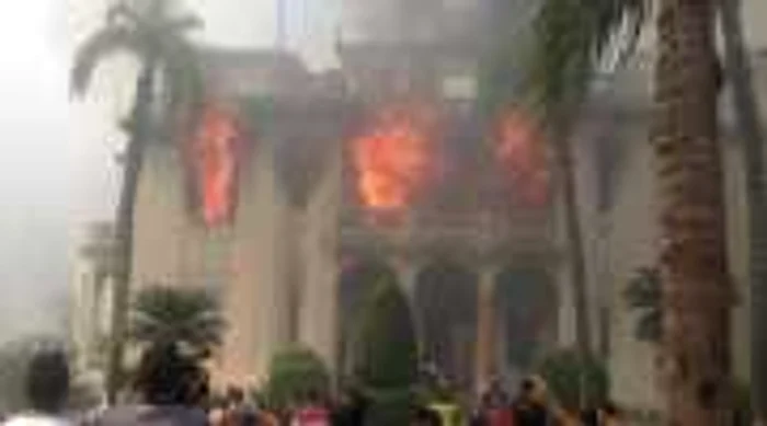 Sediul din Cairo al provinciei Giza a fost incendiat de protestatari. FOTO: Twitter