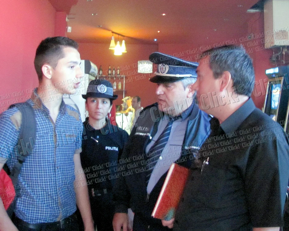 
    Cătălin nu a mai ajuns  ieri la şcoală. A fost  surprins de oamenii legii  într-un bar din apropiere (FOTOGRAFII: OLIMPIA MAN)  