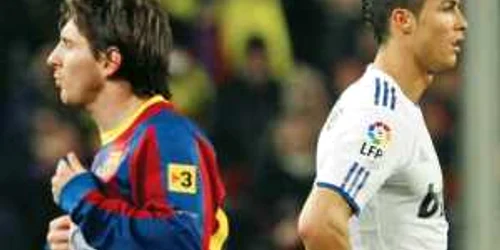 Messi (stânga) şi Ronaldo marchează pe bandă rulantă